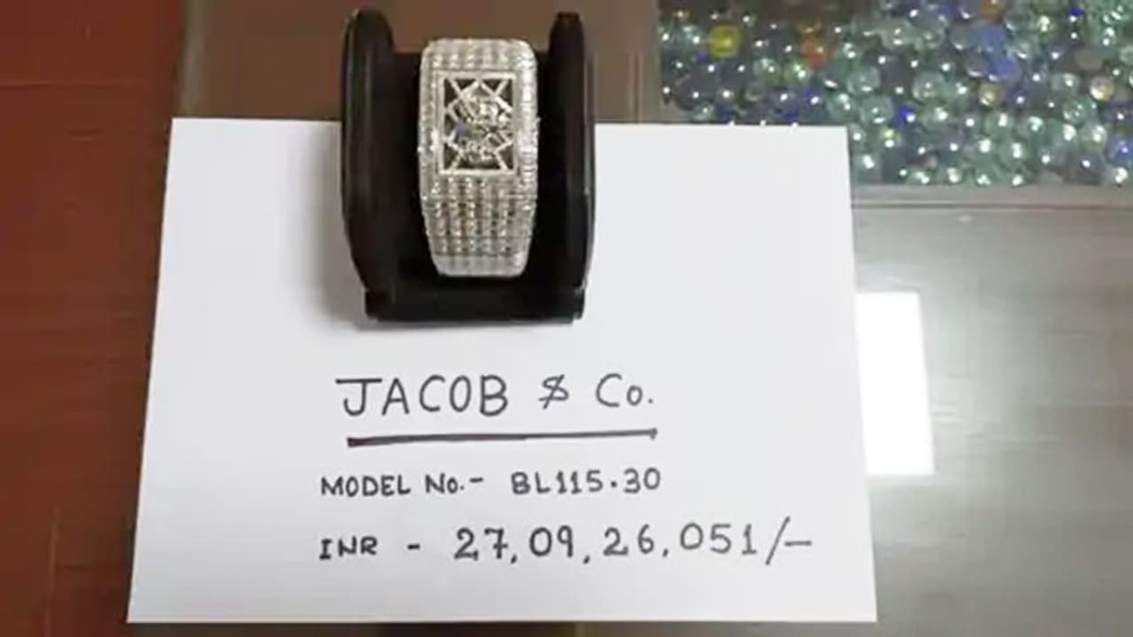 तस्कर से मिली हीरे जड़ी घड़ी, कीमत इतनी कि आराम से बन जाएं 'विकी डोनर' जैसी 5 फिल्में तस्कर से मिली हीरे जड़ी घड़ी, कीमत इतनी कि आराम से बन जाएं 'विकी डोनर' जैसी 5 फिल्में