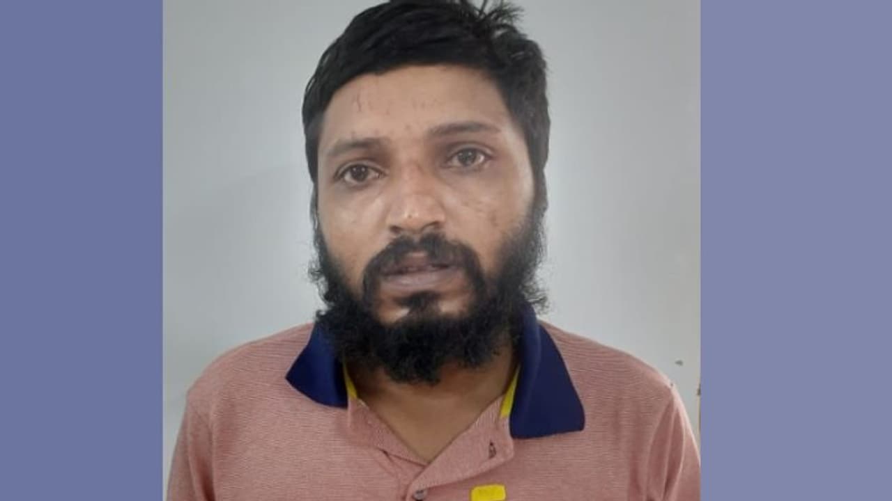 കൊച്ചിയിൽ പരാതി നൽകിയ യുവതിയെ വീട്ടിൽ കയറി കുത്തി, പ്രതിയെ സാഹസികമായി കീഴ്പെടുത്തി, അറസ്റ്റ് ചെയ്ത് പൊലീസ് കൊച്ചിയിൽ പരാതി നൽകിയ യുവതിയെ വീട്ടിൽ കയറി കുത്തി, പ്രതിയെ സാഹസികമായി കീഴ്പെടുത്തി, അറസ്റ്റ് ചെയ്ത് പൊലീസ്