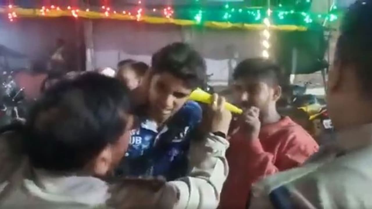 मेले में पुंगी बजा कर आने जाने वाले लोगों को कर रहे थे परेशान, पुलिस ने उनके ही तरीके से सिखाया सबक
