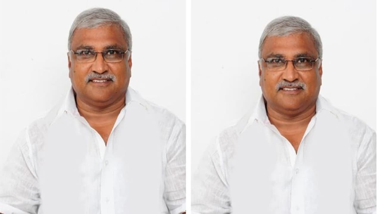 రాష్ట్ర విభజనకు కారకుడు.. ఆంధ్రుల ఓట్లు కావాలా, ఏపీలో అడ్డుకుంటాం: కేసీఆర్కు ఆకుల శ్రీనివాస్ హెచ్చరిక రాష్ట్ర విభజనకు కారకుడు.. ఆంధ్రుల ఓట్లు కావాలా, ఏపీలో అడ్డుకుంటాం: కేసీఆర్కు ఆకుల శ్రీనివాస్ హెచ్చరిక