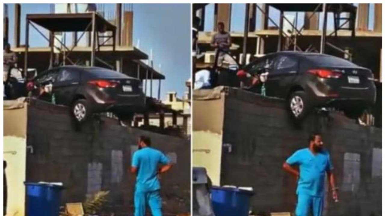 അമിത വേഗതയിലെത്തിയ കാർ വീടിന്റെ ഭിത്തിക്ക് മുകളിലേക്ക് ഇടിച്ചുകയറി അമിത വേഗതയിലെത്തിയ കാർ വീടിന്റെ ഭിത്തിക്ക് മുകളിലേക്ക് ഇടിച്ചുകയറി