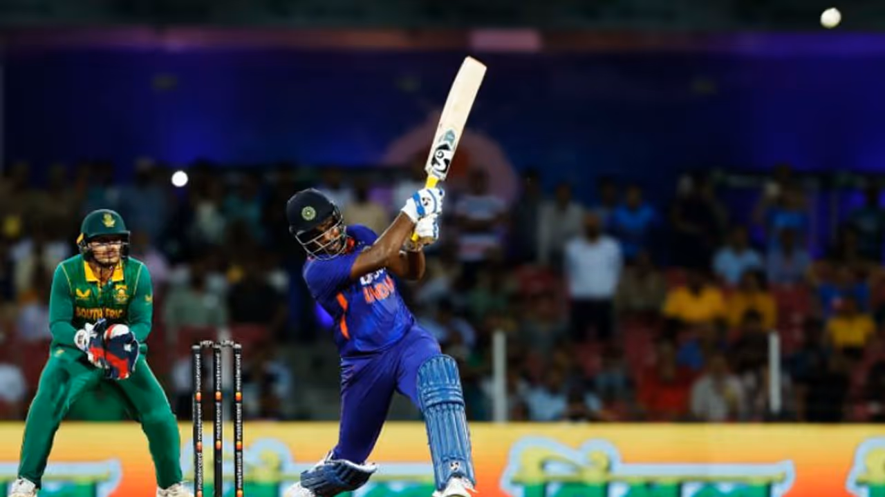 ഇതിനേക്കാള് നന്നായി എങ്ങനെ അക്കൗണ്ട് തുറക്കും! സെവാഗ് സ്റ്റൈല് കൂറ്റന് സിക്സുമായി സഞ്ജു സാംസണ് വീഡിയോ ഇതിനേക്കാള് നന്നായി എങ്ങനെ അക്കൗണ്ട് തുറക്കും! സെവാഗ് സ്റ്റൈല് കൂറ്റന് സിക്സുമായി സഞ്ജു സാംസണ് വീഡിയോ