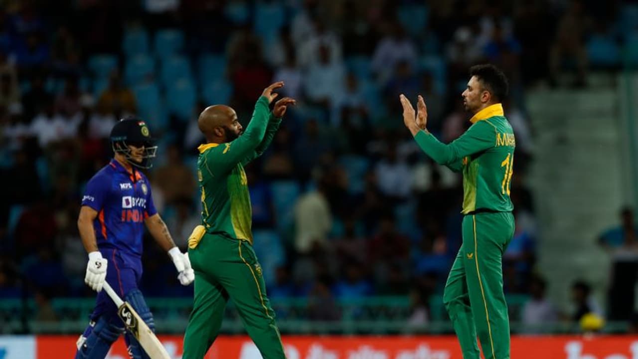 Ind vs SA: ಎರಡನೇ ಏಕದಿನ ಪಂದ್ಯದಲ್ಲಿ ಟಾಸ್ ಗೆದ್ದ ದಕ್ಷಿಣ ಆಫ್ರಿಕಾ ಬ್ಯಾಟಿಂಗ್ ಆಯ್ಕೆ; 2 ಮಹತ್ವದ ಬದಲಾವಣೆ Ind vs SA: ಎರಡನೇ ಏಕದಿನ ಪಂದ್ಯದಲ್ಲಿ ಟಾಸ್ ಗೆದ್ದ ದಕ್ಷಿಣ ಆಫ್ರಿಕಾ ಬ್ಯಾಟಿಂಗ್ ಆಯ್ಕೆ; 2 ಮಹತ್ವದ ಬದಲಾವಣೆ