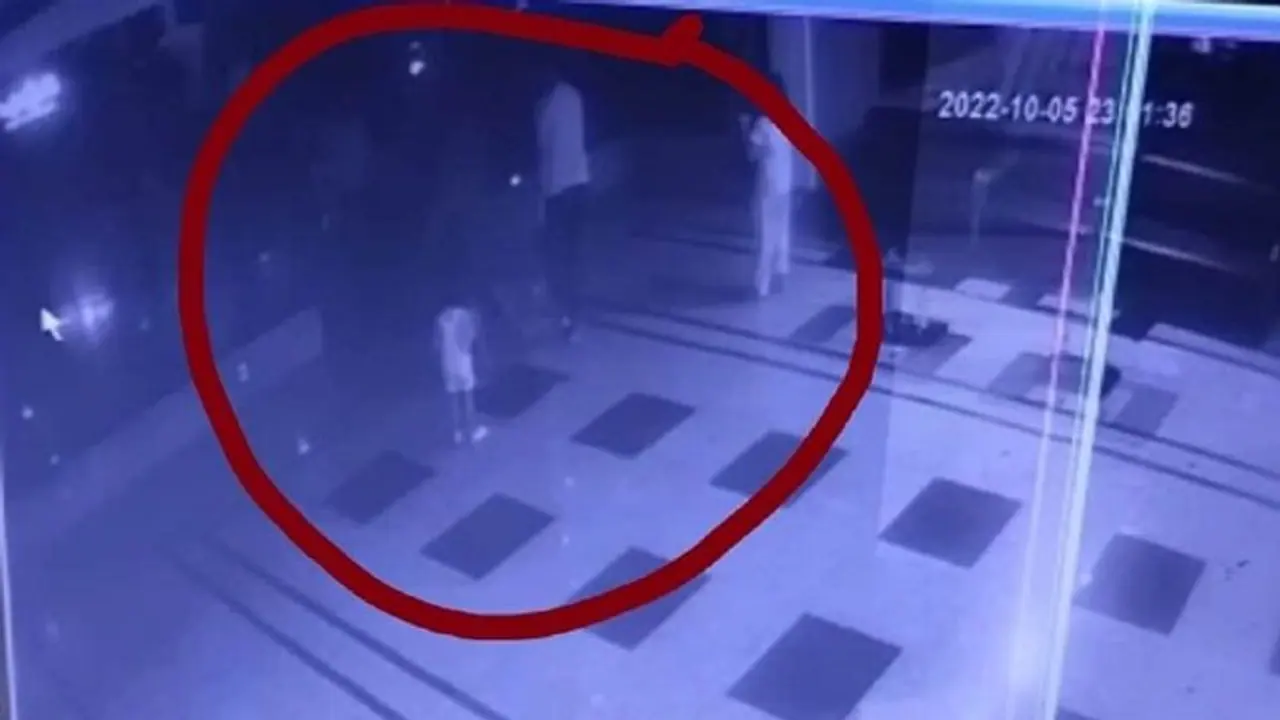 नोएडा: कुत्ते को भगाने से किया मना तो महिला के पति ने की गार्ड की पिटाई, प्राइवेट पार्ट पर मारी लात नोएडा: कुत्ते को भगाने से किया मना तो महिला के पति ने की गार्ड की पिटाई, प्राइवेट पार्ट पर मारी लात