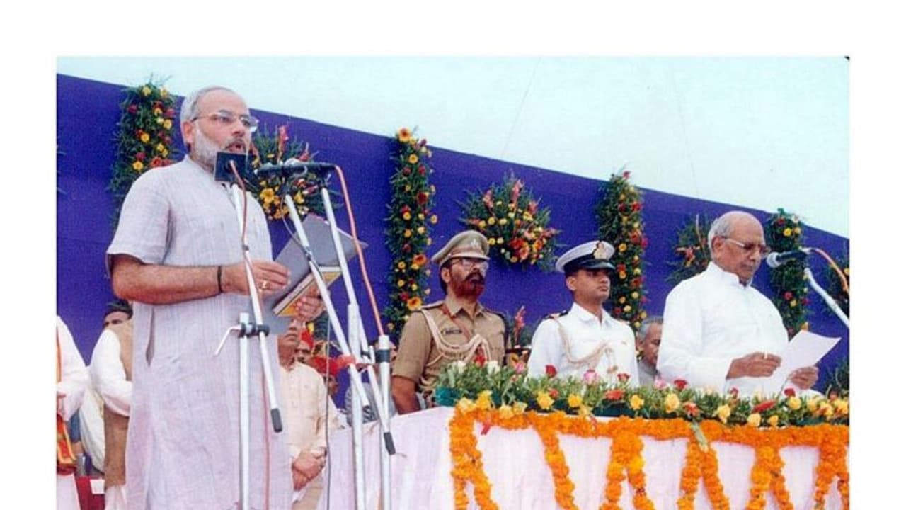 21 ஆண்டுகளுக்கு முன்பு இதே நாளில்... சும்மா கெத்தா... மாஸா.. குஜராத் CM ஆக பதவியேற்ற மோடி.. புகைப்படம் வைரல் 21 ஆண்டுகளுக்கு முன்பு இதே நாளில்... சும்மா கெத்தா... மாஸா.. குஜராத் CM ஆக பதவியேற்ற மோடி.. புகைப்படம் வைரல்