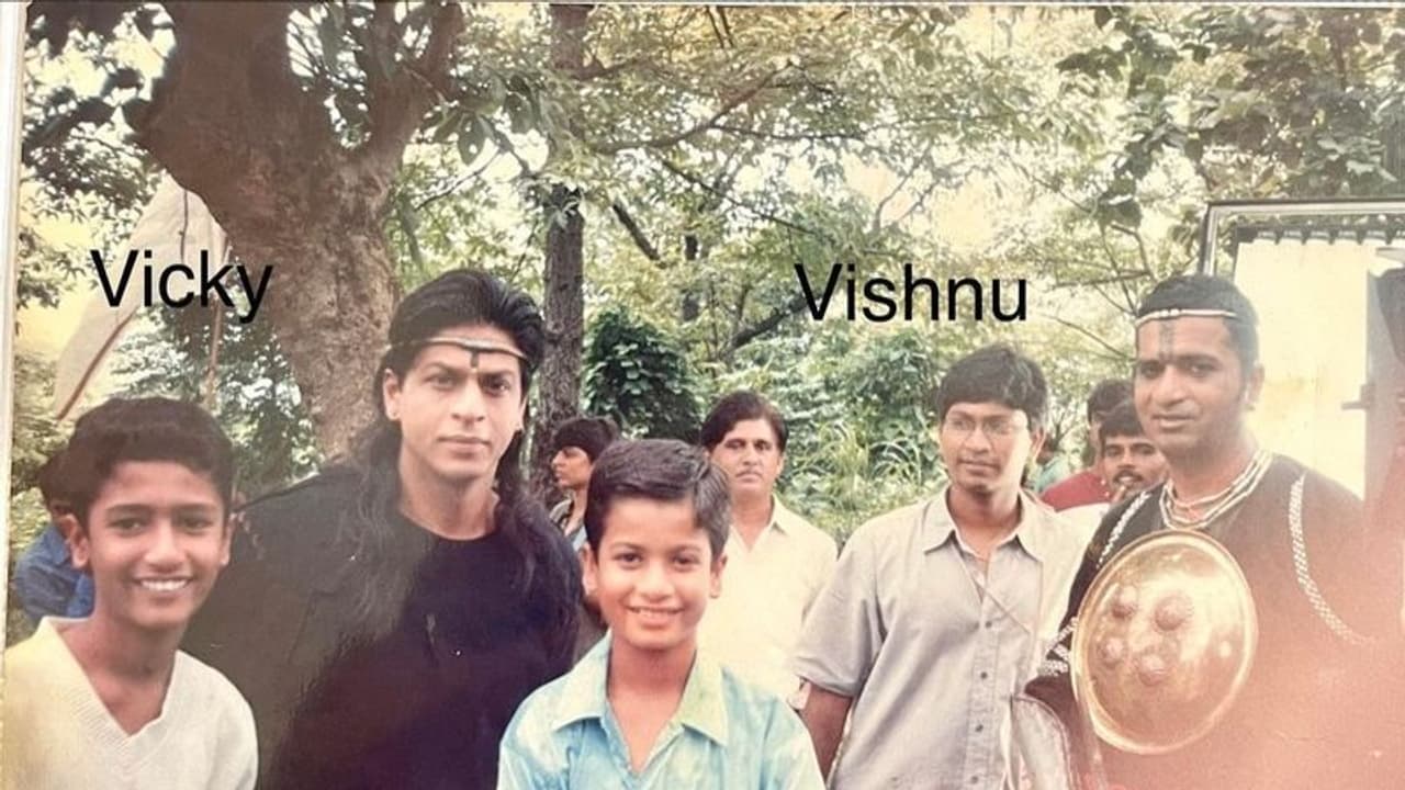 অষ্টম শ্রেণীতে পড়া ছোট্ট ভিকির সাথে শাহরুখ খানের ছবি ভাইরাল হল সোশ্যাল মিডিয়ায় অষ্টম শ্রেণীতে পড়া ছোট্ট ভিকির সাথে শাহরুখ খানের ছবি ভাইরাল হল সোশ্যাল মিডিয়ায়