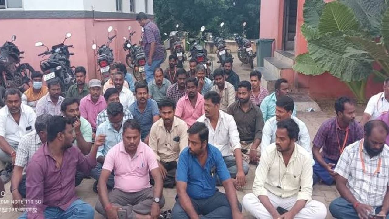 தமிழர்களை நீக்கிவிட்டு, வடமாநிலத்தவரை பணியமர்த்த முறச்சி.? டோல்கேட் பிரச்சனையில், எகிறி பாய்ந்து வந்த சீமான். தமிழர்களை நீக்கிவிட்டு, வடமாநிலத்தவரை பணியமர்த்த முறச்சி.? டோல்கேட் பிரச்சனையில், எகிறி பாய்ந்து வந்த சீமான்.