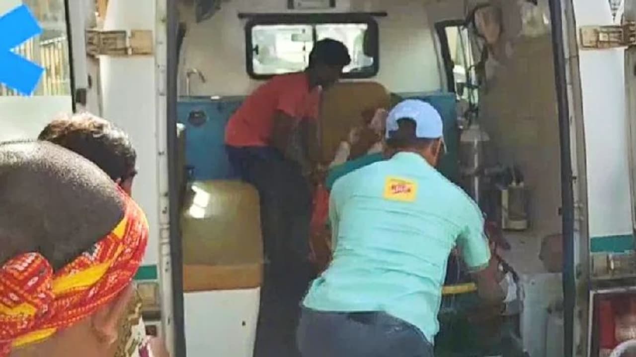 दुमका में फिर लड़की को जिंदा जलाया: शादीशुदा सनकी आशिक ने घर में सो रही युवती पर पेट्रोल छिड़क लगा दी आग दुमका में फिर लड़की को जिंदा जलाया: शादीशुदा सनकी आशिक ने घर में सो रही युवती पर पेट्रोल छिड़क लगा दी आग