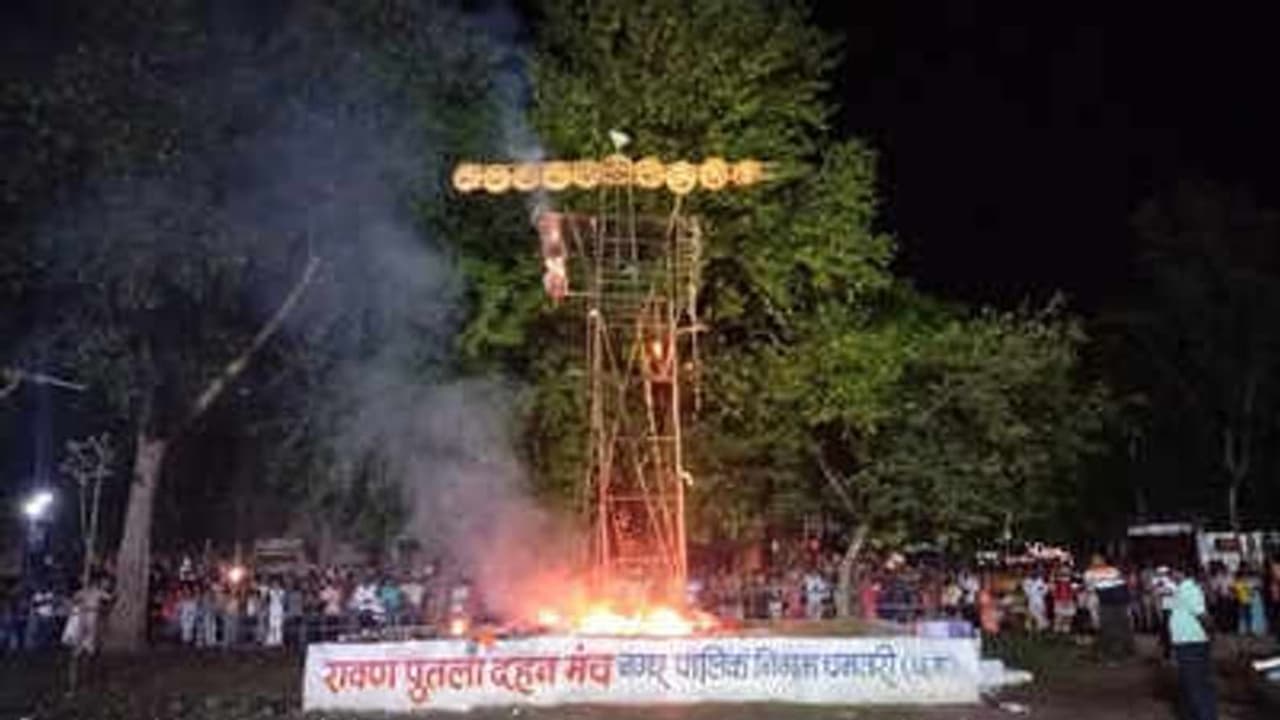 அதிர்ச்சி !! ராவணன் உருவபொம்மை சரியாக எரியாததால் நகராட்சி ஊழியர் சஸ்பெண்ட்... எங்கு தெரியுமா..?