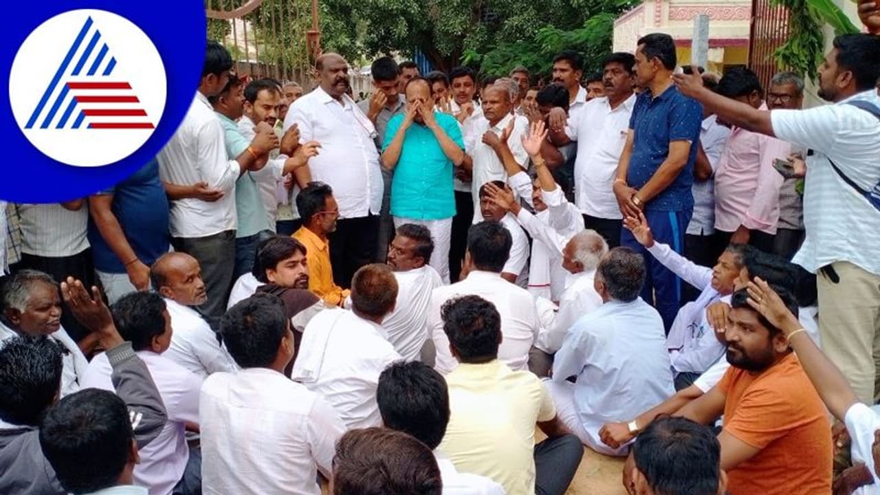 ಮಧುಗಿರಿ ಕ್ಷೇತ್ರದಿಂದ ನೀವೇ ಸ್ಪರ್ಧಿಸಿ: ಕಣ್ಣೀರು ಹಾಕಿ ಶಾಸಕನಿಗೆ ಒತ್ತಾಯಿಸಿದ ಕಾರ್ಯಕರ್ತರು ಮಧುಗಿರಿ ಕ್ಷೇತ್ರದಿಂದ ನೀವೇ ಸ್ಪರ್ಧಿಸಿ: ಕಣ್ಣೀರು ಹಾಕಿ ಶಾಸಕನಿಗೆ ಒತ್ತಾಯಿಸಿದ ಕಾರ್ಯಕರ್ತರು