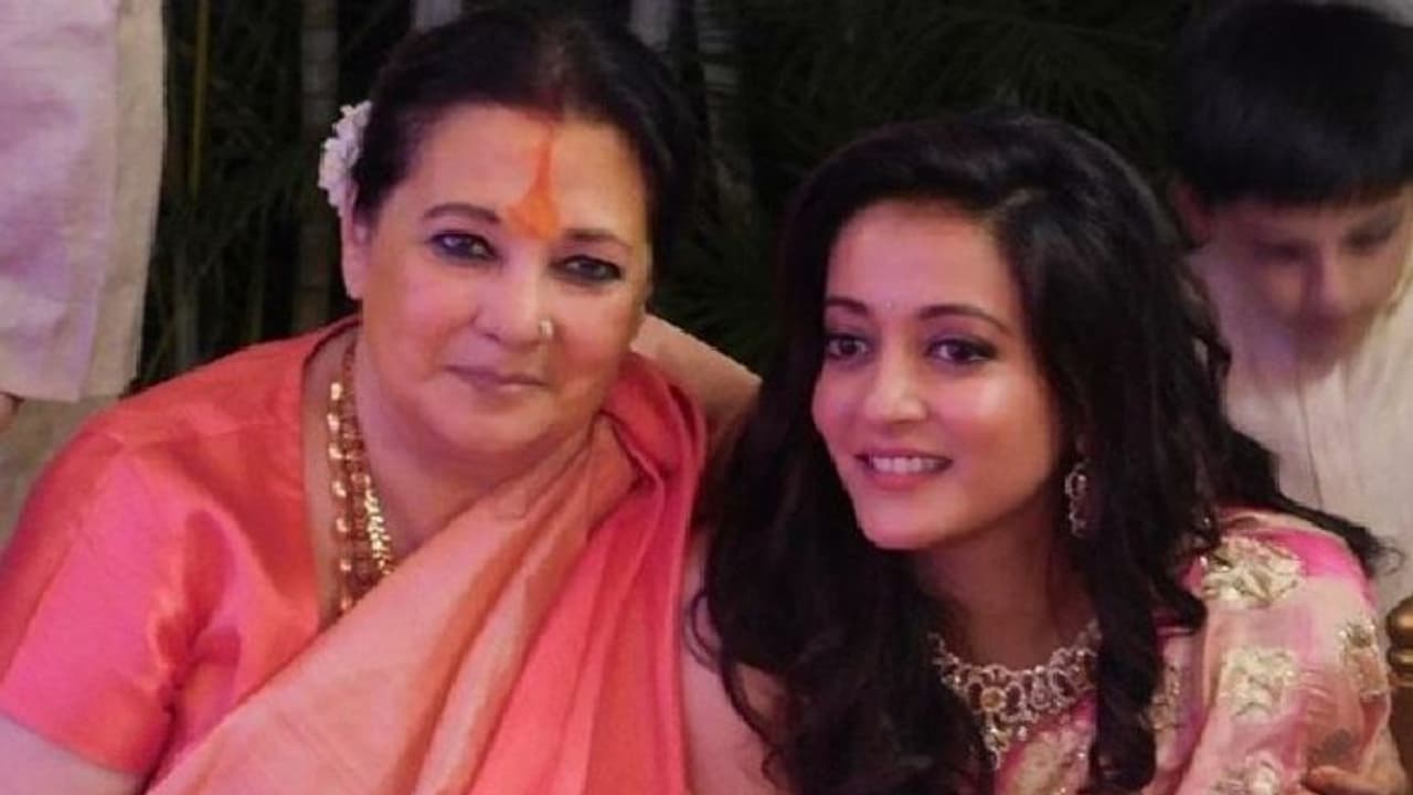 ষাটোর্ধ হয়েও ঢাকের তালে জমিয়ে ভাসান নাচ! রাইমাকে নিয়ে ‘বিজয়া’ জমিয়ে দিলেন লাস্যময়ী মুনমুন সেন ষাটোর্ধ হয়েও ঢাকের তালে জমিয়ে ভাসান নাচ! রাইমাকে নিয়ে ‘বিজয়া’ জমিয়ে দিলেন লাস্যময়ী মুনমুন সেন