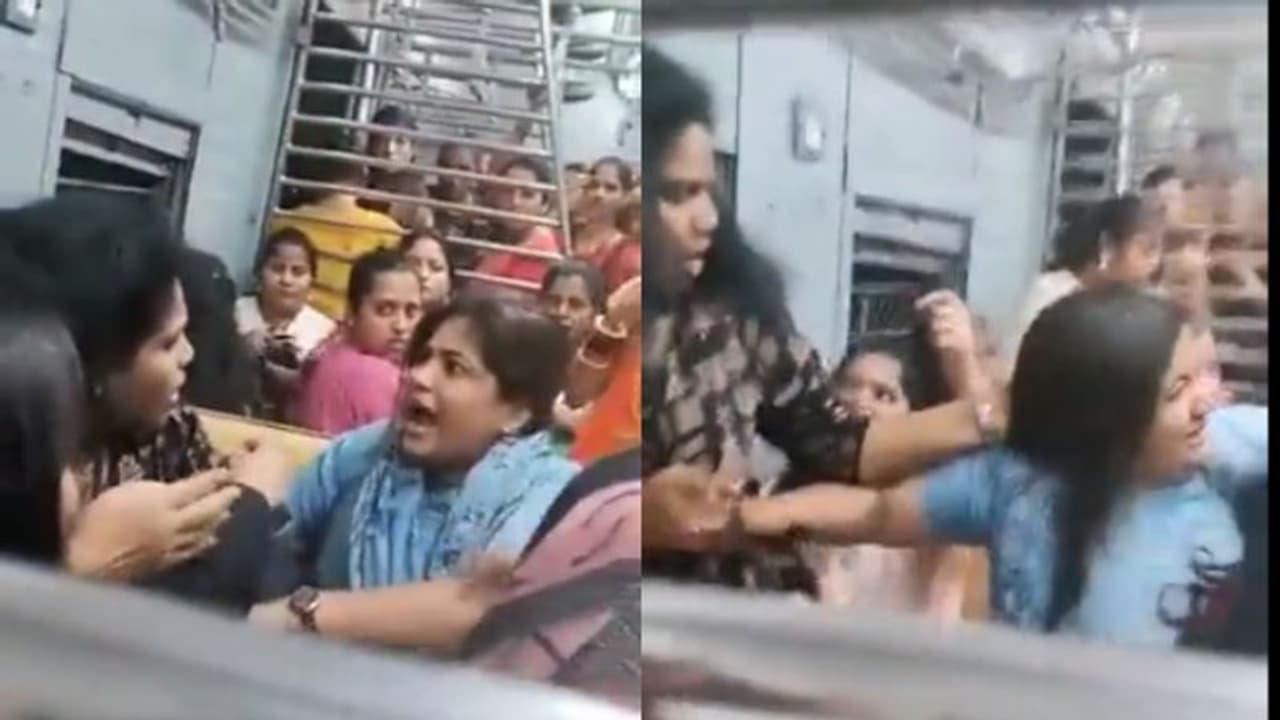 സീറ്റിനെച്ചൊല്ലി ട്രെയിനിലെ വനിതാ കമ്പാർട്ട്മെന്റിൽ കൂട്ടയടി, ഇടപെട്ട പൊലീസുകാരിക്കും കിട്ടി അടി വീഡിയോ സീറ്റിനെച്ചൊല്ലി ട്രെയിനിലെ വനിതാ കമ്പാർട്ട്മെന്റിൽ കൂട്ടയടി, ഇടപെട്ട പൊലീസുകാരിക്കും കിട്ടി അടി വീഡിയോ