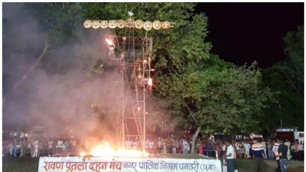 రావణ దహనం: బాడీ బూడిదైంది.. పది తలలు చెక్కు చెదరలేదు.. అధికారులపై యాక్షన్ రావణ దహనం: బాడీ బూడిదైంది.. పది తలలు చెక్కు చెదరలేదు.. అధికారులపై యాక్షన్