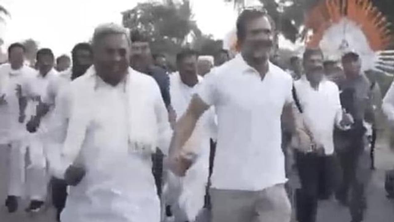 സിദ്ധരാമയ്യയുടെ കൈയ്യും പിടിച്ച് രാഹുലിന്റെ 'കൂട്ടയോട്ടം', ഭാരത് ജോഡോ യാത്രയിലെ വൈറൽ ദൃശ്യം വീഡിയോ സിദ്ധരാമയ്യയുടെ കൈയ്യും പിടിച്ച് രാഹുലിന്റെ 'കൂട്ടയോട്ടം', ഭാരത് ജോഡോ യാത്രയിലെ വൈറൽ ദൃശ്യം വീഡിയോ