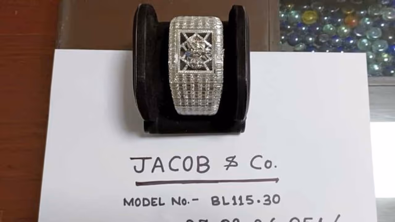 OMG! 27 करोड़ की एक घड़ी, इसके ऊपर एक दो नहीं बल्कि जड़े हैं 76 सफेद हीरे