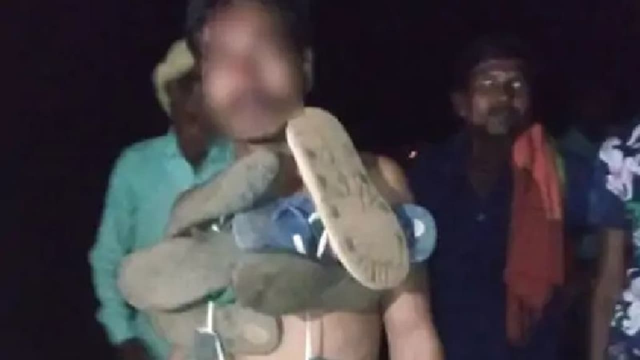 ससुराल में दामाद का गजब स्वागत: जूतों की माला पहनाई कपड़े उतार DJ पर घुमाया, सामने खड़ी पत्नी सब देखती रही