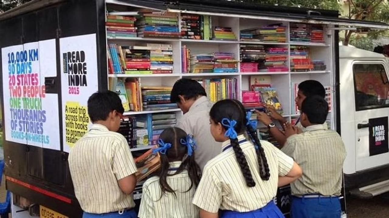 கோவையில் முதல் முறையாக “லைப்ரரி ஆன் வீல்ஸ்” திட்டம்; வாசகர்கள் கொண்டாட்டம்