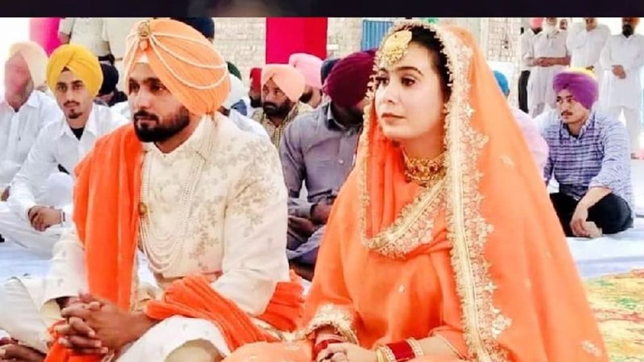 पंजाब की महिला विधायक ने रचाई शादी, अपनी AAP पार्टी के साधारण कार्यकर्ता की बनीं दुल्हन पंजाब की महिला विधायक ने रचाई शादी, अपनी AAP पार्टी के साधारण कार्यकर्ता की बनीं दुल्हन