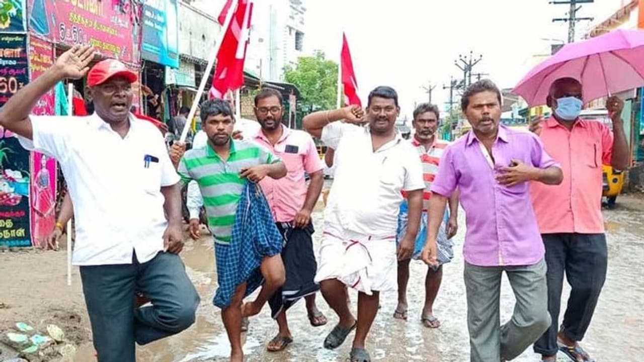 புதுவையில் ஊதிய பாக்கியை வழங்கக் கோரி ஒற்றை காலில் நின்று போராட்டம்