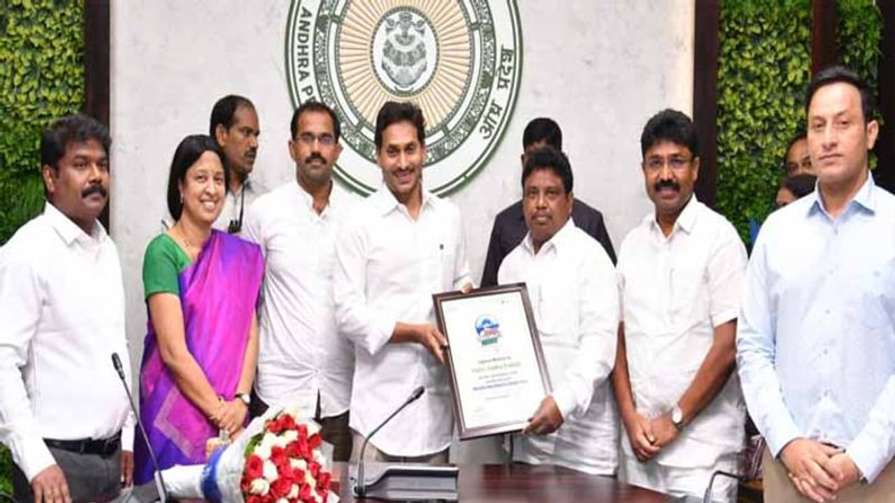 వచ్చే ఏడాది మార్చి 31 నాటికి రోడ్ల మరమ్మత్తులు పూర్తి చేయాలి: మున్సిపాలిటీలపై జగన్ సమీక్ష