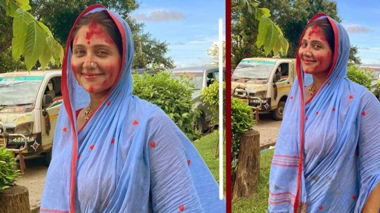 হাতে শাখা পলা, সিঁদুরে মাখা পুরো মুখ, এ কোন রূপ স্বস্তিকার, মুগ্ধ অনুরাগীরা হাতে শাখা পলা, সিঁদুরে মাখা পুরো মুখ, এ কোন রূপ স্বস্তিকার, মুগ্ধ অনুরাগীরা