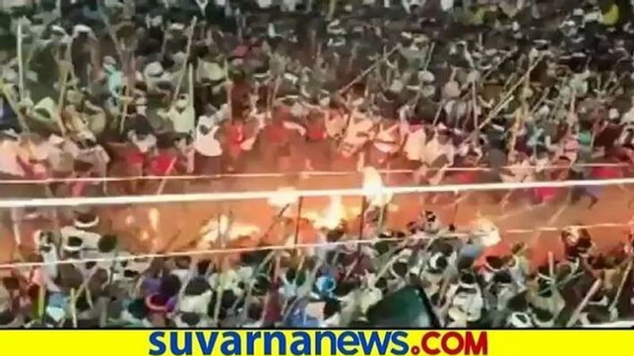 ಬಳ್ಳಾರಿ: ಆಂಧ್ರ ಗಡಿ ಭಾಗದಲ್ಲಿ ಬಡಿದಾಟದ ಹಬ್ಬ, ಲಕ್ಷಾಂತರ ಭಕ್ತರು ಭಾಗಿ..! ಬಳ್ಳಾರಿ: ಆಂಧ್ರ ಗಡಿ ಭಾಗದಲ್ಲಿ ಬಡಿದಾಟದ ಹಬ್ಬ, ಲಕ್ಷಾಂತರ ಭಕ್ತರು ಭಾಗಿ..!