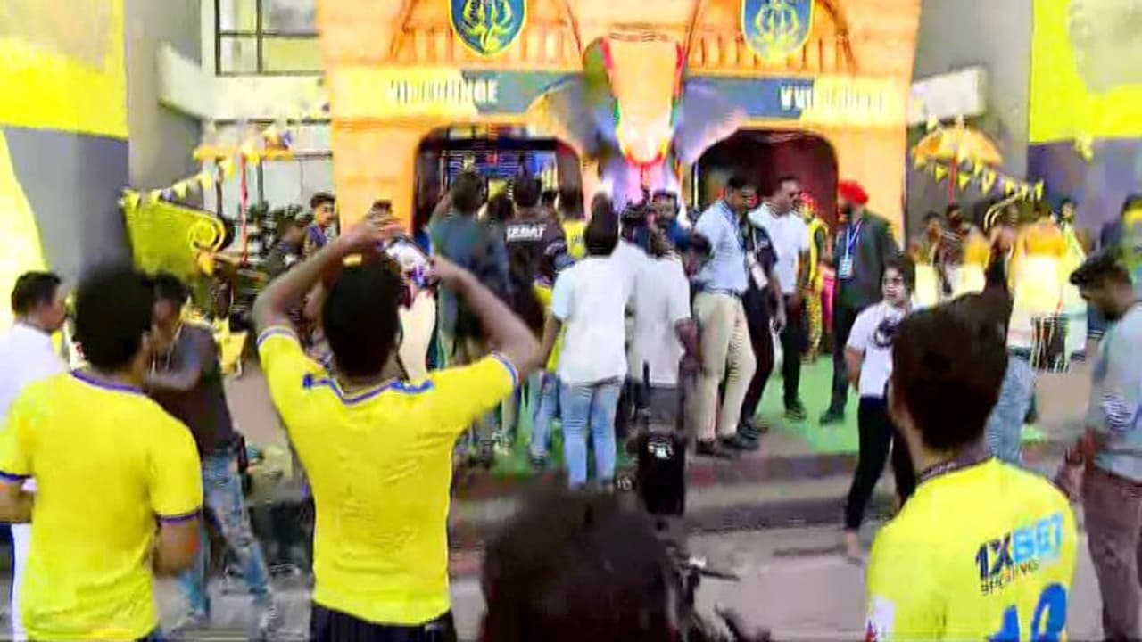 ഐഎസ്എല്‍ ആവേശത്തില്‍ കൊച്ചി, 'എംഎല്‍എയെ അവഗണിച്ചു'; സ്റ്റേഡിയത്തിന് പുറത്ത് യൂത്ത് കോൺഗ്രസ്‌ പ്രതിഷേധം