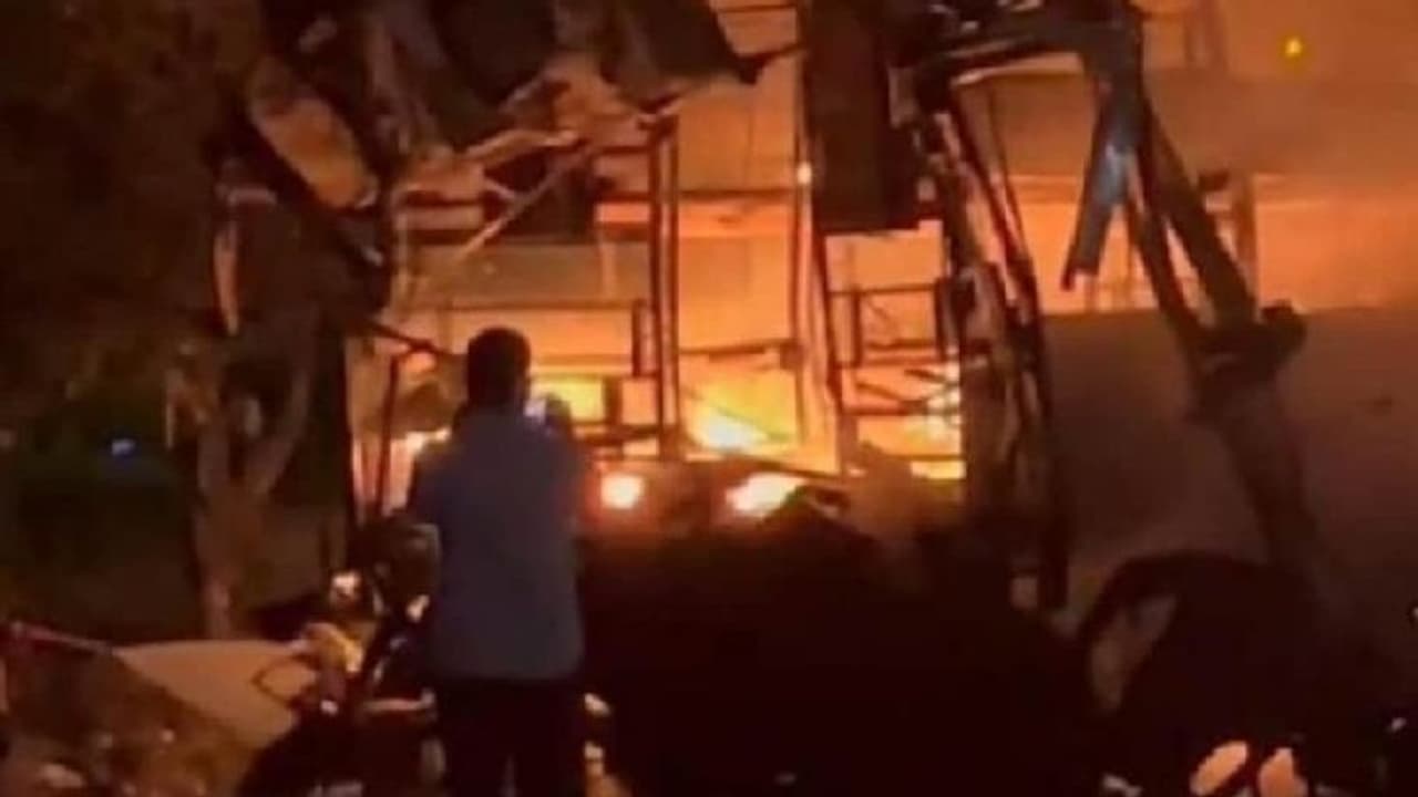 ప్రకాశం జిల్లాలో ట్రావెల్స్ బస్సులో చెలరేగిన మంటలు.. 25మందికి పైగా ప్రయాణికులు... ప్రకాశం జిల్లాలో ట్రావెల్స్ బస్సులో చెలరేగిన మంటలు.. 25మందికి పైగా ప్రయాణికులు...