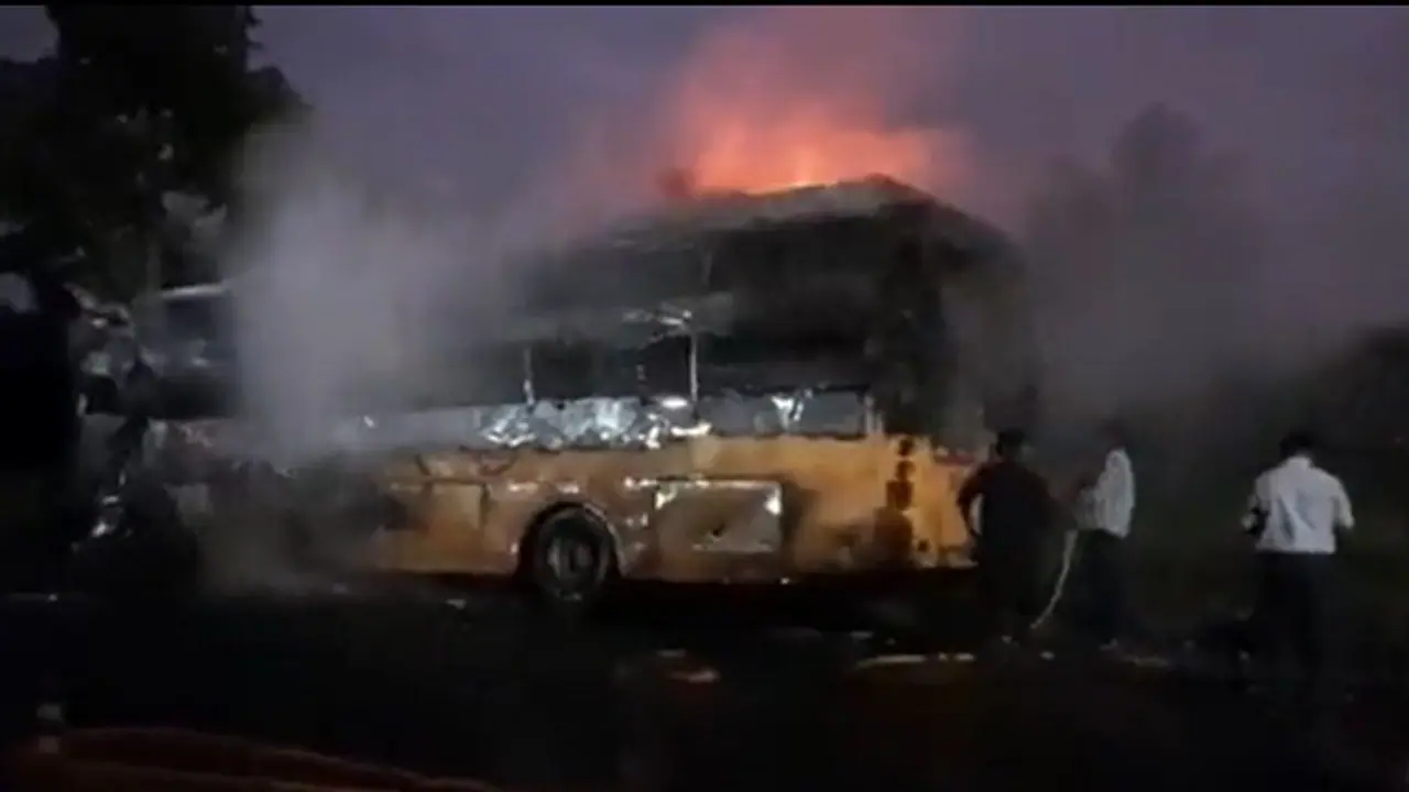 Maharashtra: ನಾಸಿಕ್ನಲ್ಲಿ ಭೀಕರ ಅಪಘಾತ: ಮಗು ಸೇರಿ 11 ಮಂದಿ ಸಜೀವ ದಹನ, 38 ಜನರಿಗೆ ಗಾಯ Maharashtra: ನಾಸಿಕ್ನಲ್ಲಿ ಭೀಕರ ಅಪಘಾತ: ಮಗು ಸೇರಿ 11 ಮಂದಿ ಸಜೀವ ದಹನ, 38 ಜನರಿಗೆ ಗಾಯ