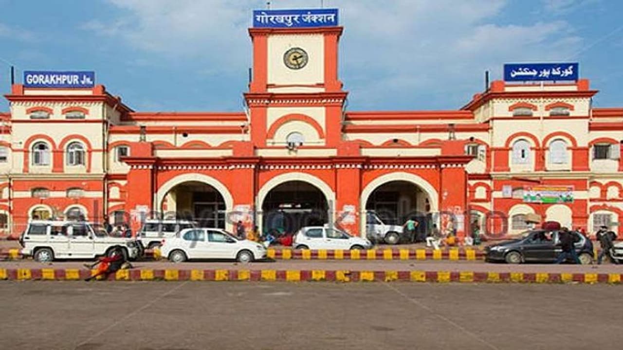 पटरियों पर दौड़ेगी ट्रेन, ऊपर चलेगा फूड प्लाजा, एयरपोर्ट की तर्ज पर ऐसे विकसित किया जा रहा गोरखपुर जंक्शन पटरियों पर दौड़ेगी ट्रेन, ऊपर चलेगा फूड प्लाजा, एयरपोर्ट की तर्ज पर ऐसे विकसित किया जा रहा गोरखपुर जंक्शन