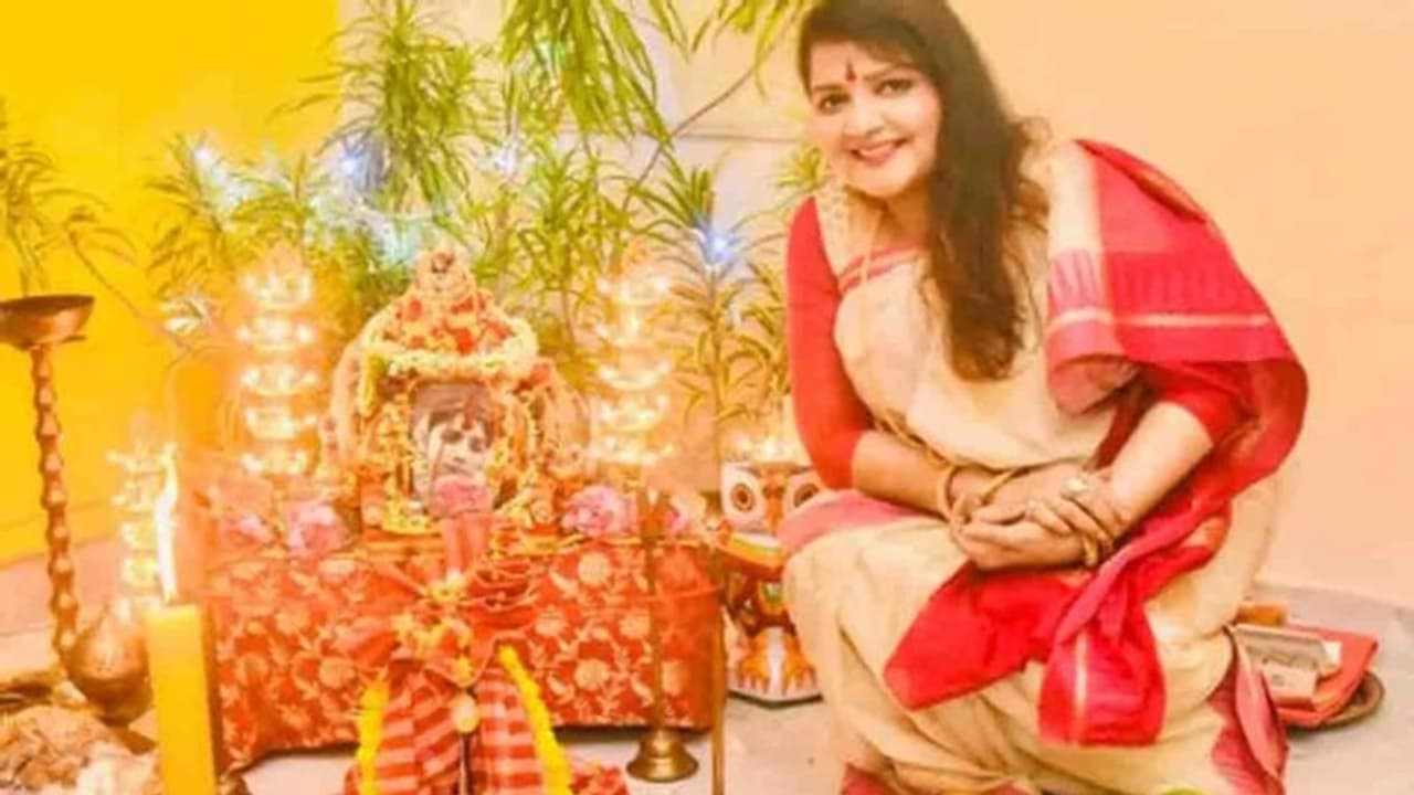 'আমার রাঁধা খিচুড়ি, বড়ি ভাজা বুম্বাদার প্রিয়, লক্ষ্মীপুজোর রাতে এসে গুছিয়ে খান' পল্লবী চট্টোপাধ্যায় 'আমার রাঁধা খিচুড়ি, বড়ি ভাজা বুম্বাদার প্রিয়, লক্ষ্মীপুজোর রাতে এসে গুছিয়ে খান' পল্লবী চট্টোপাধ্যায়