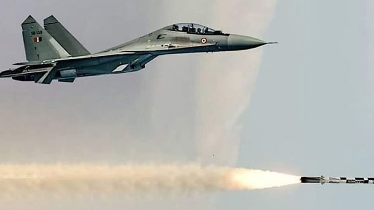 पूर्वोत्तर के आसमान में गरजे भारतीय वायु सेना के लड़ाकू विमान, आंखें दिखा रहे ड्रैगन का हौसला हुआ पस्त