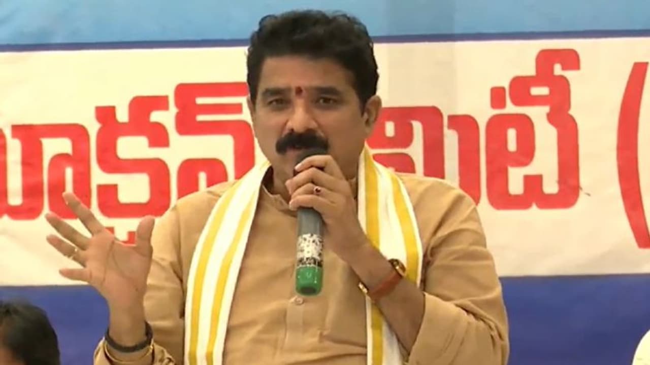 విశాఖ రాజధాని కోసం కరణం ధర్మశ్రీ రాజీనామా.. జేఏసీ కన్వీనర్‌కు లేఖ అందజేత.. రాజీనామా చేయాలని అచ్చెన్నకు సవాలు..