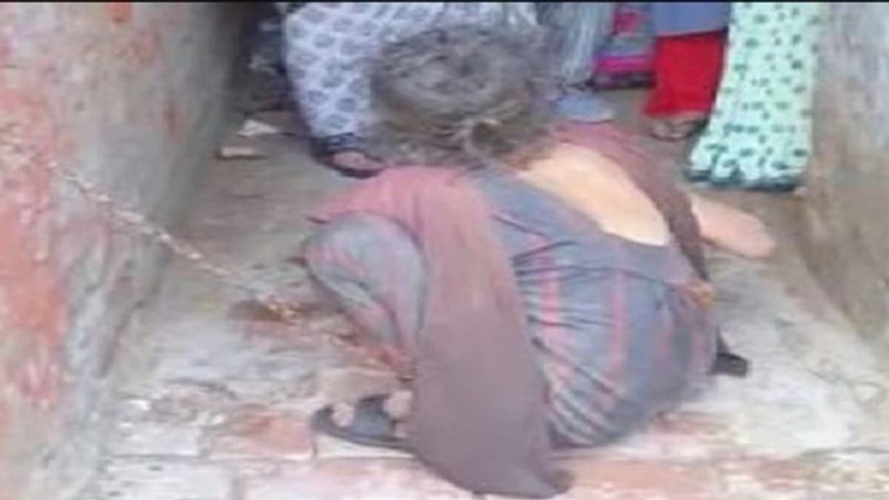 पिता ने 18 साल की उम्र में डाली थी बेटी के पैरों में बेड़ियां, इतने सालों बाद पीड़िता ने देखी बाहर की दुनिया पिता ने 18 साल की उम्र में डाली थी बेटी के पैरों में बेड़ियां, इतने सालों बाद पीड़िता ने देखी बाहर की दुनिया