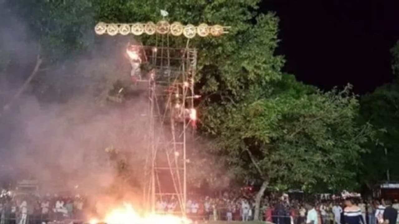 Dasara: ಬೆಂಕಿ ಹಚ್ಚಿದರೂ ಸುಡಲಿಲ್ಲ ರಾವಣನ 10 ತಲೆ; 3ನೇ ದರ್ಜೆ ನೌಕರ ಅಮಾನತು Dasara: ಬೆಂಕಿ ಹಚ್ಚಿದರೂ ಸುಡಲಿಲ್ಲ ರಾವಣನ 10 ತಲೆ; 3ನೇ ದರ್ಜೆ ನೌಕರ ಅಮಾನತು