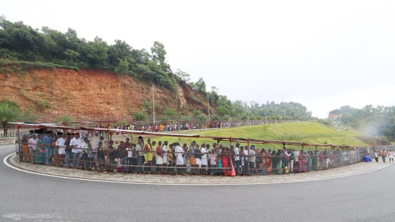 Tirupati ದರ್ಶನಕ್ಕಾಗಿ 48 ಗಂಟೆ ಕ್ಯೂ: ಭಕ್ತರ ಸರತಿ ಸಾಲು 4 ಕಿ.ಮೀ. ಗೂ ಉದ್ದ..! 