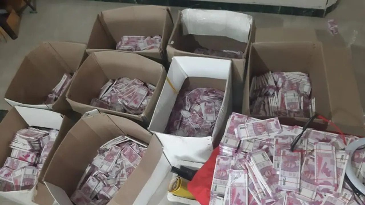 கோவையில் கட்டு கட்டாக 2 ஆயிரம் ரூபாய் கள்ள நோட்டுகள் பறிமுதல்