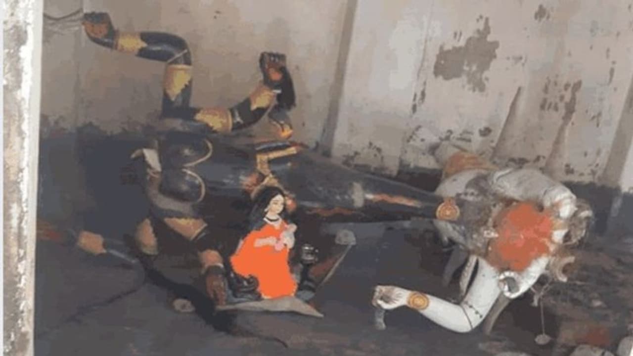 బంగ్లాదేశ్ లో కాళీ మాత ఆలయంపై దాడి.. విగ్రహాన్ని ధ్వంసం చేసిన దుండగులు బంగ్లాదేశ్ లో కాళీ మాత ఆలయంపై దాడి.. విగ్రహాన్ని ధ్వంసం చేసిన దుండగులు