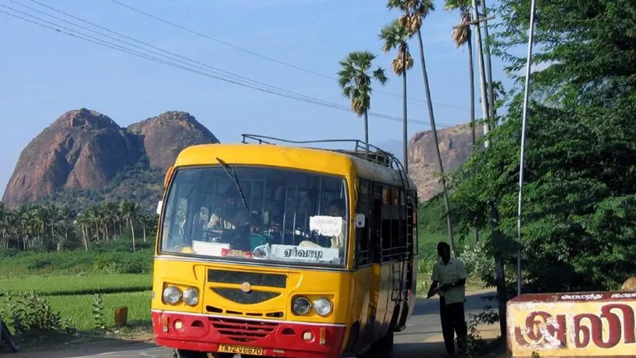 நெல்லையில் பதற்றம்; பேருந்தை கொளுத்திய ராக்கெட் ராஜா ஆதரவாளர்கள்?