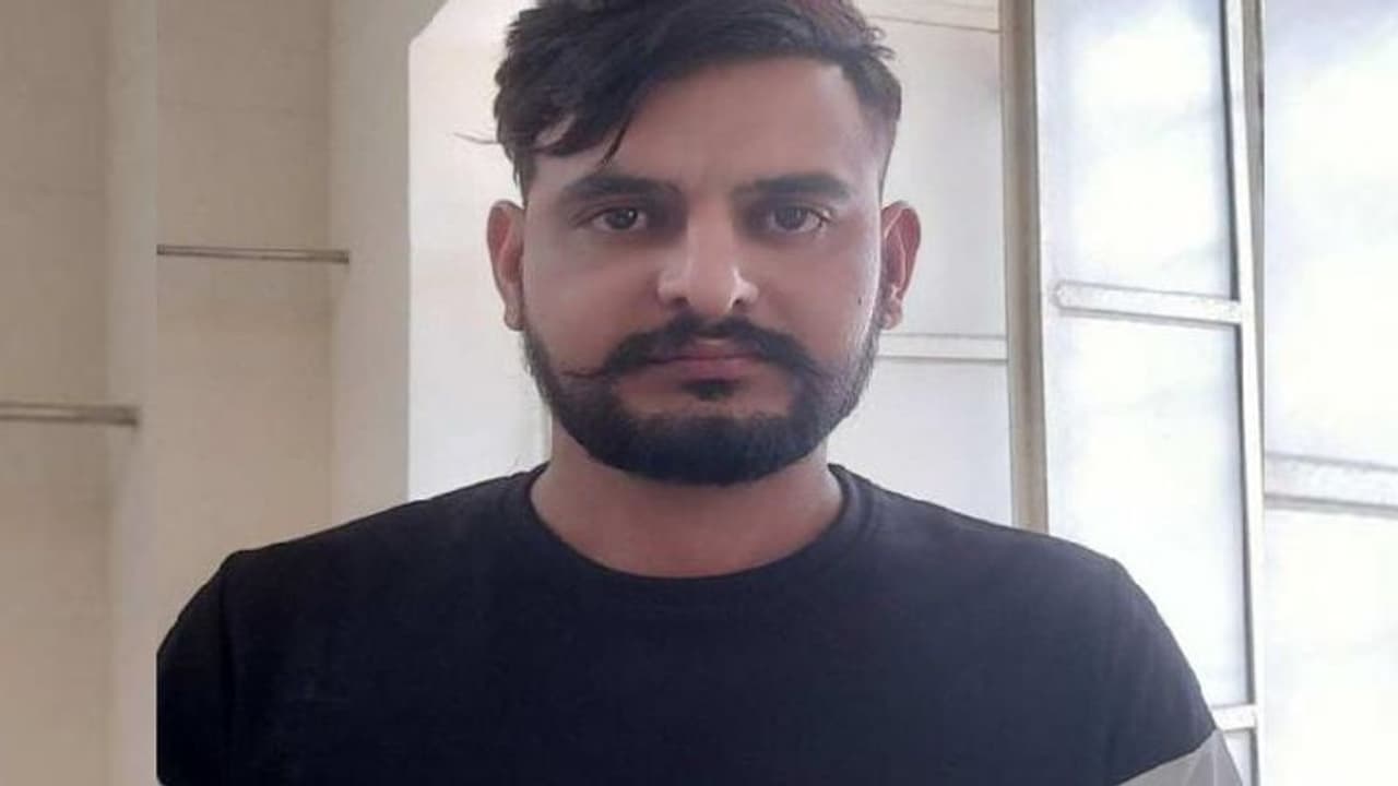 ये शख्स कई लड़कियों संग कर चुका है सेक्स, फोन पर दोस्ती फिर एक ही मिंटिंग में दिखाता असली रंग ये शख्स कई लड़कियों संग कर चुका है सेक्स, फोन पर दोस्ती फिर एक ही मिंटिंग में दिखाता असली रंग