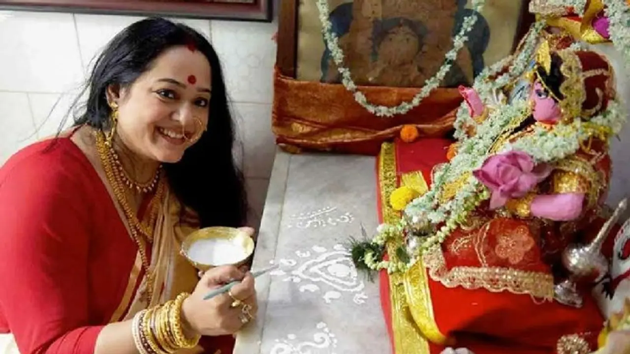 Lakshmi Puja 2022: খুব ইচ্ছে, আমার লক্ষ্মী চান্দেরিতে সাজবেন, সঙ্গে নতুন মুকুট কোমরবন্ধ, লম্বা হার Lakshmi Puja 2022: খুব ইচ্ছে, আমার লক্ষ্মী চান্দেরিতে সাজবেন, সঙ্গে নতুন মুকুট কোমরবন্ধ, লম্বা হার