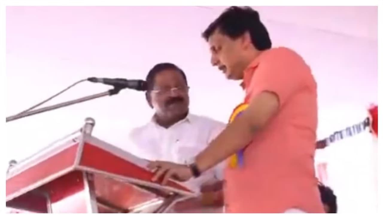 'ഉദ്യോഗസ്ഥരുടെ ഇഷ്ടത്തിനനുസരിച്ച് തുള്ളുന്നവരല്ല ഇടതുപക്ഷ മന്ത്രിമാർ'; എംപിയുടെ പ്രസംഗത്തിലിടപെട്ട് റിയാസ് 'ഉദ്യോഗസ്ഥരുടെ ഇഷ്ടത്തിനനുസരിച്ച് തുള്ളുന്നവരല്ല ഇടതുപക്ഷ മന്ത്രിമാർ'; എംപിയുടെ പ്രസംഗത്തിലിടപെട്ട് റിയാസ്