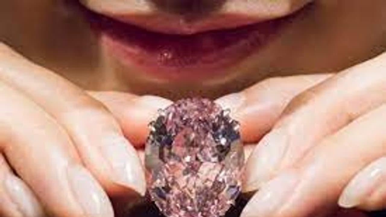 അപൂർവ്വയിനം ഭീമൻ പിങ്ക് രത്നം; 232 കോടിക്ക് സ്വന്തമാക്കി ഏഷ്യക്കാരൻ അപൂർവ്വയിനം ഭീമൻ പിങ്ക് രത്നം; 232 കോടിക്ക് സ്വന്തമാക്കി ഏഷ്യക്കാരൻ