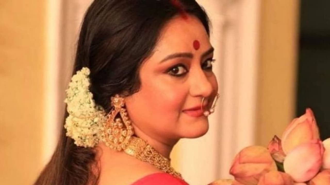 আকাশে চাঁদের অল্প উঁকি, চট্টোপাধ্যায় বাড়িতে দেবী লক্ষ্মী ‘সীতা’ রূপে পূজিত