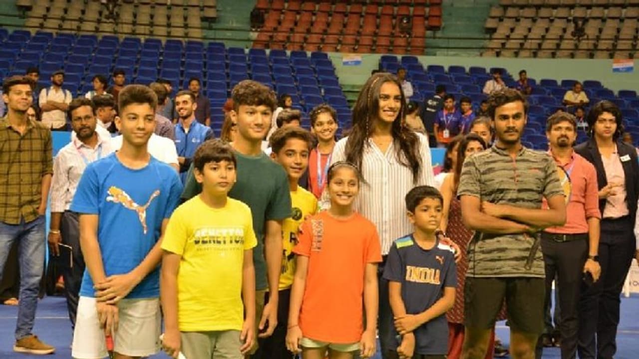 ಕಾಲು ಮುರಿದಿದ್ದರೂ ಕಾಮನ್ವೆಲ್ತ್ ಚಿನ್ನ ಗೆದ್ದ ಸೀಕ್ರೇಟ್ ಬಿಚ್ಚಿಟ್ಟ ಪಿ ವಿ ಸಿಂಧು ಕಾಲು ಮುರಿದಿದ್ದರೂ ಕಾಮನ್ವೆಲ್ತ್ ಚಿನ್ನ ಗೆದ್ದ ಸೀಕ್ರೇಟ್ ಬಿಚ್ಚಿಟ್ಟ ಪಿ ವಿ ಸಿಂಧು