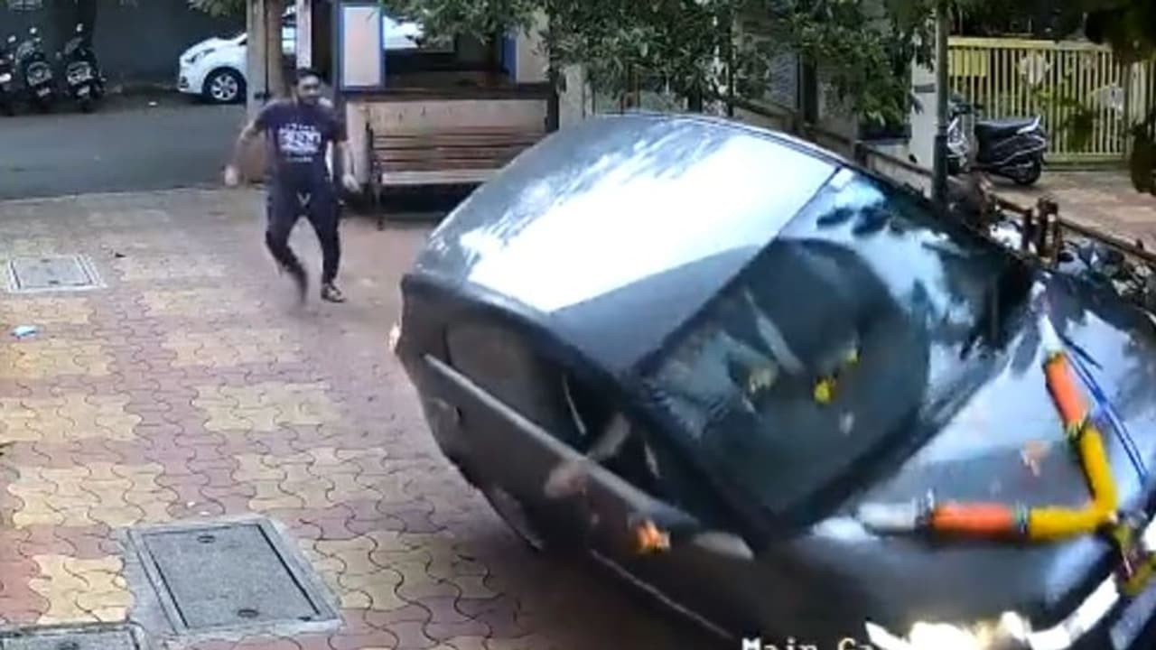 ಹೊಚ್ಚ ಹೊಸ ಕಾರಿನಲ್ಲಿ ಮನೆಗೆ ಬಂದ ಮಾಲೀಕ, ಪಾರ್ಕ್ ಮಾಡಿದ್ದ ಬೈಕ್ ಮೇಲೆ ಹತ್ತಿಸಿ ಅಪಘಾತ!