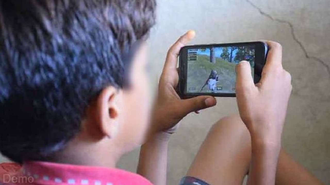 मौत की वजह बनी मोबाइल: 8 साल के बच्चे ने बड़े भाई को मारा चाकू, कुछ ही देर में चली गई जान मौत की वजह बनी मोबाइल: 8 साल के बच्चे ने बड़े भाई को मारा चाकू, कुछ ही देर में चली गई जान