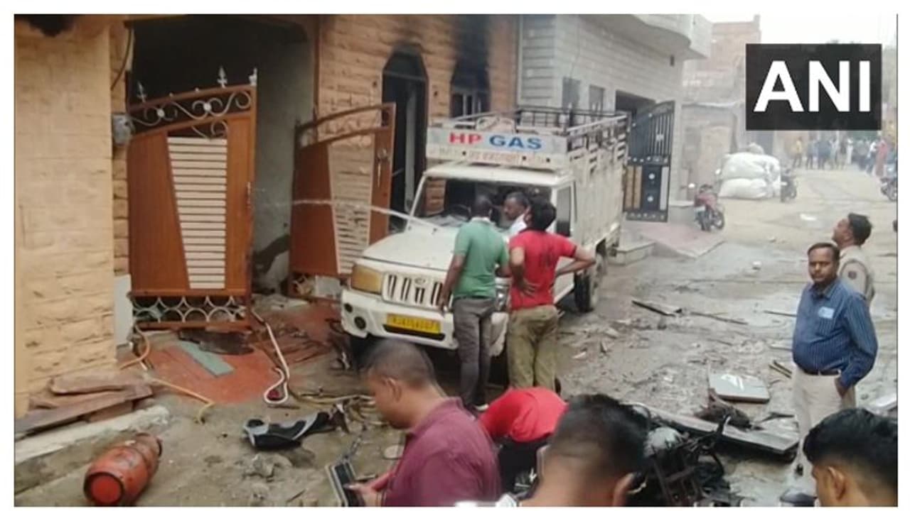 രാജസ്ഥാനിൽ ഗ്യാസ് സിലിണ്ടർ പൊട്ടിത്തെറിച്ച് മൂന്ന് കുട്ടികളുൾപ്പെടെ നാല് മരണം, 16 പേർക്ക് പരിക്ക് രാജസ്ഥാനിൽ ഗ്യാസ് സിലിണ്ടർ പൊട്ടിത്തെറിച്ച് മൂന്ന് കുട്ടികളുൾപ്പെടെ നാല് മരണം, 16 പേർക്ക് പരിക്ക്