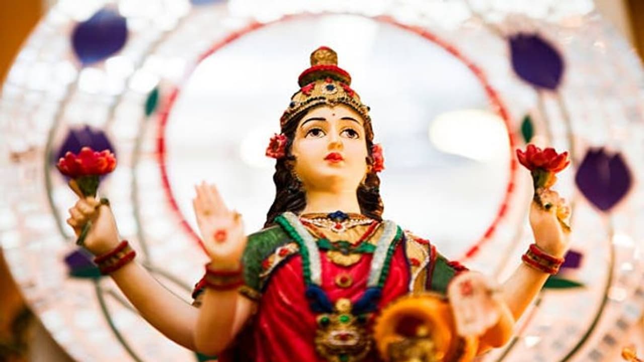 শারদ পূর্ণিমা বা কোজাগরী পূর্ণিমায় তৈরি বিশেষ যোগ, জানুন শুভ ফলের জন্য কী করতে হবে শারদ পূর্ণিমা বা কোজাগরী পূর্ণিমায় তৈরি বিশেষ যোগ, জানুন শুভ ফলের জন্য কী করতে হবে