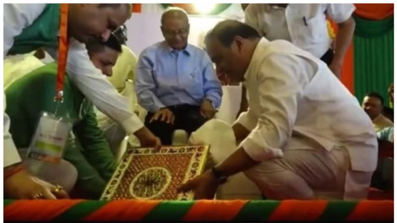  ബിജെപി പ്രവർത്തകരുടെ പാദങ്ങൾ കഴുകി അസം മുഖ്യമന്ത്രി; 'പാർട്ടി പാരമ്പര്യത്തിന്റെ മൂലക്കല്ല്' എന്നും ട്വീറ്റ്